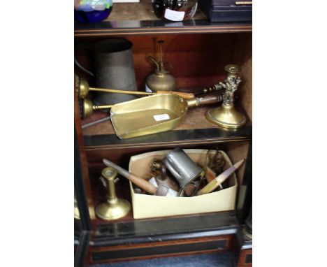 MISCELLANEOUS METALWARE to include a miniature Nacods Leicester area brass miners lamp 12cm in height, a spirit level, 2 copp