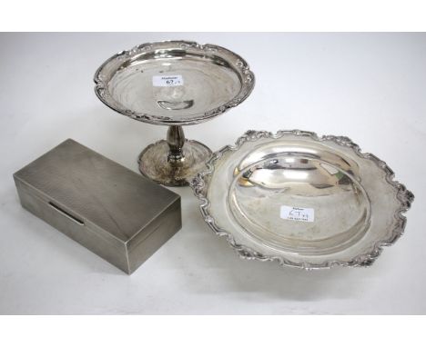 A SILVER TAZZA with a pierced shaped rim with marks for London 1901 and retailed by Goldsmiths & Silversmiths Co., 19cm diame