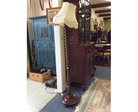 AN EARLY 20TH CENTURY OAK BARLEY TWIST STANDARD LAMP on a turned circular base, approximately 165cm in height 