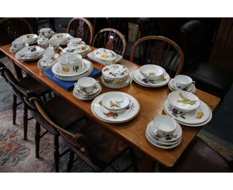 A ROYAL WORCESTER EVESHAM PATTERNED PART TEA AND DINNER SERVICE 