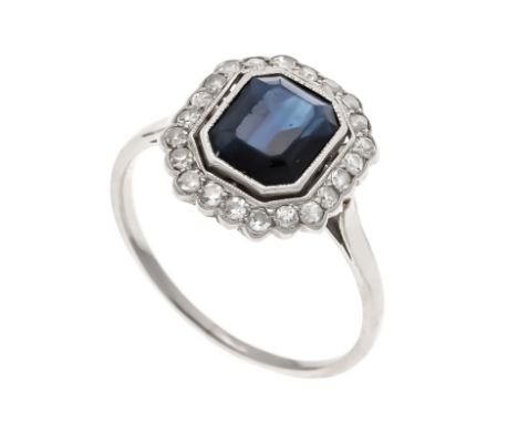 Art Déco Ring Platin ungest., gepr., mit einem im Smaragdschliff fac. Saphir 8,0 x 6,5 x 3,9 mm in einem dunklen Blau und 24 