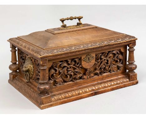 Kleine Gründerzeit Truhe/Schatulle, 2. H. 19. Jh., im Renaissance-Stil gestaltet mit Akanthusranke, balustrierten und kanneli