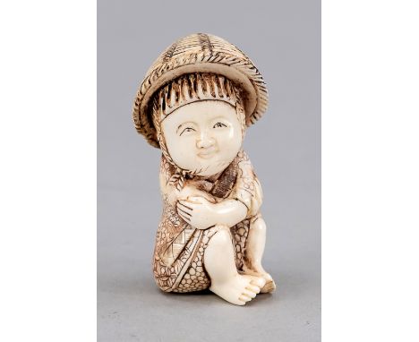 Netsuke, Japan, 19. Jh., Elfenbein. Hockendes Kind mit Hut. Unter einem der Füße in Ritzung signiert, H. 5 cm