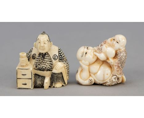 3 Netsuke, Japan, Ende 19. Jh., Elfenbein. Alle in Ritzung signiert, D. bis 5,5 cm