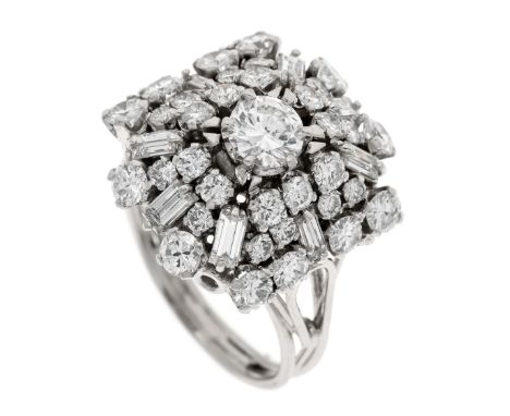 Brillant-Ring Platin ungest., gepr., mit einem Brillanten 0,60 ct als Mittelstein, Brillanten und Diamant-Baguettes, zus. ca.