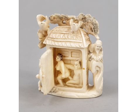 Kleines Shunga-Okimono (Netsuke?), Elfenbein. Durchbrochen beschnitzt mit kleinem Häuschen, Pinie, Vögelchen, Pferd und Schau