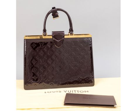 Louis Vuitton, Amarant Monogram Vernis Deese GM Bag, glänzendes Lackleder mit Logo-Prägung in dunklem Aubergine, goldfarbene 