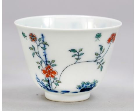 Becher im Kangxi-Stil, China, 19./20. Jh. Umlaufender Dekor in Unter- und Überglasur mit Blumen und Kalligrafie, unter dem Bo