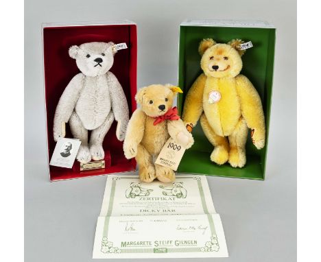 3 Bären von Steiff (Replika/Neuauflagen von Modellen von 1902 und 1909). Davon 2 Stück im Original Karton, einer mit Zertifik