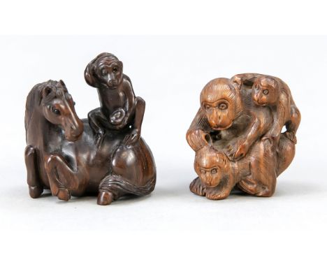 2 Netsuke, Japan, 19./20. Jh., Buchsbaum/Hartholz. 1 x Affe und Pferd (H. 4,5 cm), 1 x nur Affen, signiert (H. 4 cm)