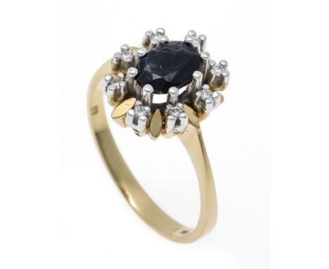 Saphir-Brillant-Ring GG/WG 585/000 mit einem oval fac. Saphir 7,0 x 5,0 mm, Dunkelblau, opak und 8 Brillanten, zus. 0,08 ct W