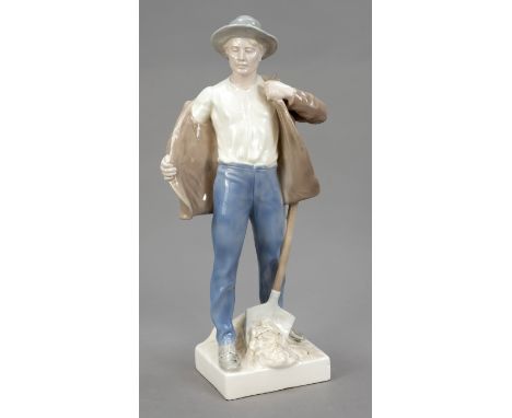 Stehender Arbeiter mit Spaten, Goldscheider, Wien, Entwurf Leclancher im Jahr 1907/08, Modellnr. 3610/31/10, auf rechteckigem