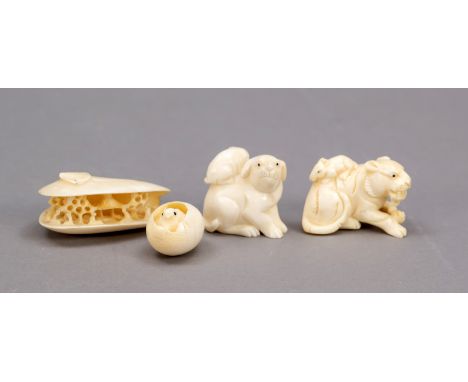 4 kleine Elfenbeinschnitzereien, Japan/China, Ende 19. Jh., davon 2 Netsuke in Tierform, ein schlüpfender Vogel und eine leic