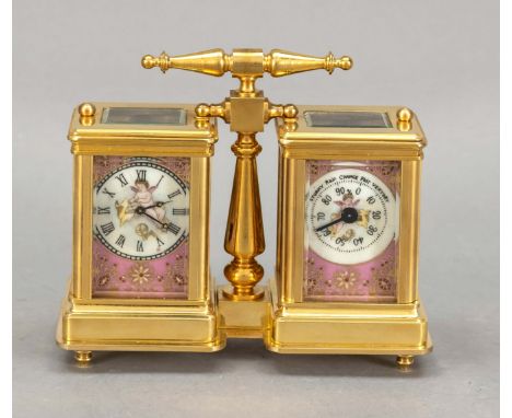 kleine vergoldete Tischuhr mit Barometer, 20.Jh. mit rosefarbenen Porzellanplaketten seitl. mit figürlichen Darstellungen, Zi