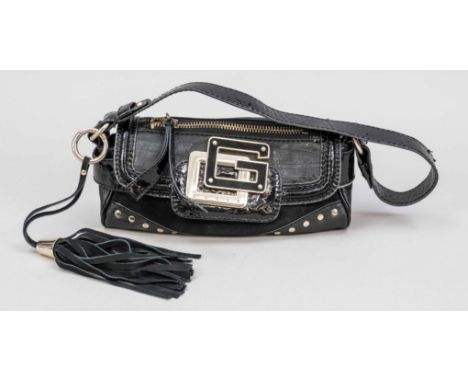 Guess, kleine Baguette Bag, schwarzes Leder mit Details aus Velours und Lack, silberfarbene Hardware, breiter Schulterriemen,