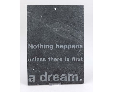 Schieferplatte mit Künstler-Parole, 2. H. 20. Jh., ''Nothing happens unless there is first a dream''. Oben eine Bohrung zum H