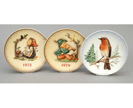 Drei Wand-Teller, Hummel, Oeslau, Junge mit Flöte, 1979, und Strickendes Mädchen, 1978, Rotkehlchen, 1973, Ø 19 cm, Releifdar