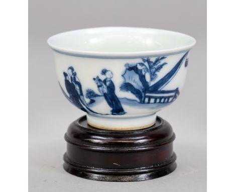 Kangxi-Style Winecup, China, wohl 19. Jh., umlaufender Dekor in Kobaltblau. Unter dem Boden eine 6-Zeichen Kangxi-Marke im Do