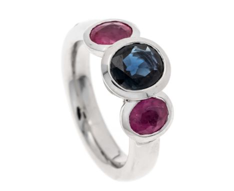 Saphir-Rubin-Ring WG 750/000 mit einem oval fac. Saphir 7,5 x 6,4 mm in einem dunkleren Blau und 2 oval fac. Rubinen 5,8 x 5,