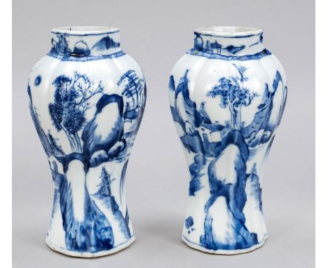 Paar gelappte Vasen mit Blau-weißem Dekor, China, 17./18. Jh. (Kangxi/Qing). Umlaufender Landschaftsdekor. Eine der Vasen mit