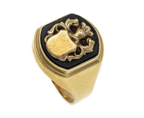 Wappen-Ring GG 585/000 mit einer Onyxplatte 15 x 13,5 mm besetzt mit goldenem Wappen, RG 65, 6,7 g