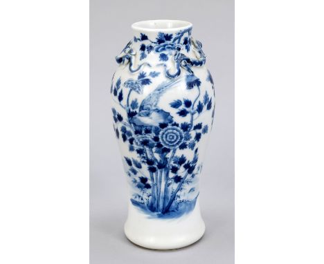 Vase mit Blau-weißem Dekor, China, 17./18. Jh. (Kangxi/Qing). Leicht geschulterte Form mit aufgelegten Qilongs, Dekor mit Vög