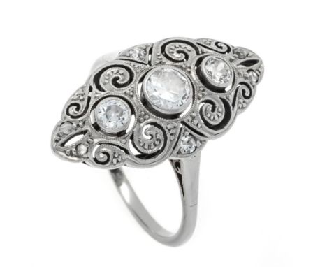 Art Déco Schiffchen-Ring Platin 950/000 ungest., gepr., mit 3 Altschliff-Diamanten, zus. 0,39 ct W/SI-PI und Diamantrosen, RG