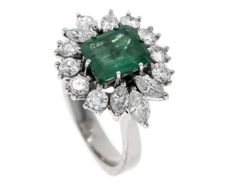 Smaragd-Brillant-Ring WG 585/000 mit einem im Smaragdschliff fac. Smaragd 2,5 ct. 9,2 x 7,4 x 4,3 mm und 8 Brillanten sowie n