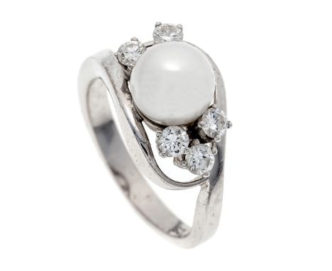 Akoya-Brillant-Ring WG 585/000 ''CS'' punziert, mit einer Akoyaperle 8,5 mm und 5 Brillanten, zus. 0,50 ct TW/VS, RG 59, 8,5 