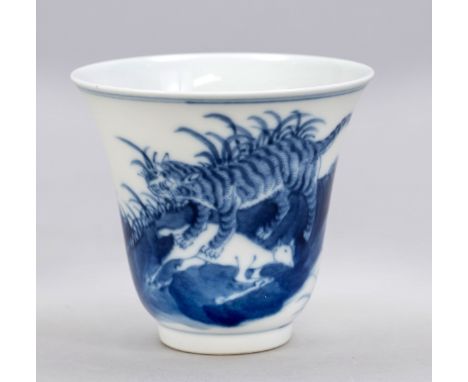 Becher mit Tiger, China, Kangxi?. Umlaufender, kobaltblauer Dekor mit jagenden Tigern, unter dem Boden eine 6-Zeichen Kangxi-