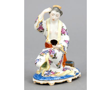 Geisha bei ihrer Toilette, Rosenthal, Selb, 1927, Entwurf Richard Förster, Modellnr. 160, auf ovalem Sockel, polychrom bemalt