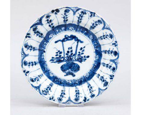Blau-weißer Teller, China, 17./18. Jh. (Qing/Kangxi), gelappte Fahne, Lippenrand mit Bestoßungen der Glasur, D. 21,5 cm