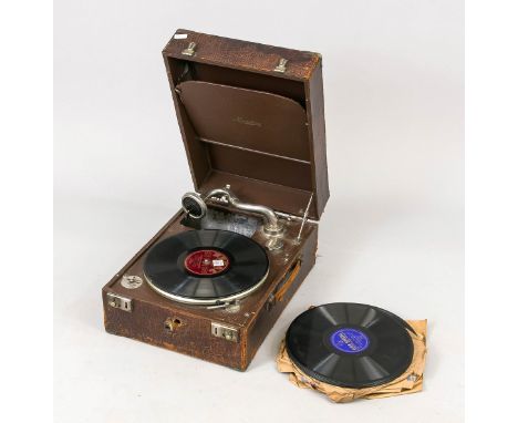 Grammophon Model F-55-12 im Lederkoffer in Schlangenoptik mit Tragehenkel. Dazu ein Stapel Schellackplatten (ca. 20 Stück), 1