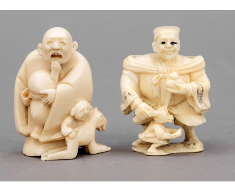 2 Netsuke, Japan, Ende 19. Jh., Elfenbein. Eines unter den Füßen, das Andere am Rücken in Ritzung signiert, H. 5,5 cm