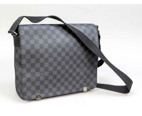 Louis Vuitton, District MM Damier Graphite Black Messenger Bag, grau-schwarz kariertes gummiertes Baumwollgewebe mit Details 