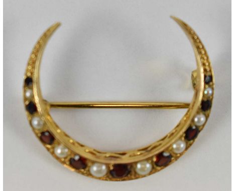A 9ct yellow gold garnet and seed pearl crescent brooch, approx. 2.1g. 