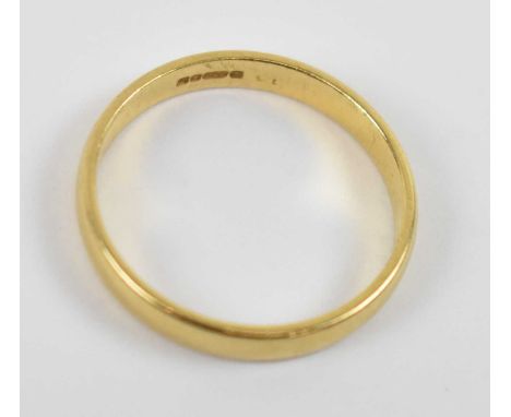 An 18ct yellow gold wedding band, size K/L, approx. 2.2g. 