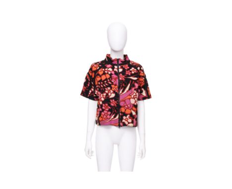 A MARNI FLORAL STRUCTURED TOP
Crafted from heavyweight fabric, featuring a two-way zipper closure at the front, a raised coll