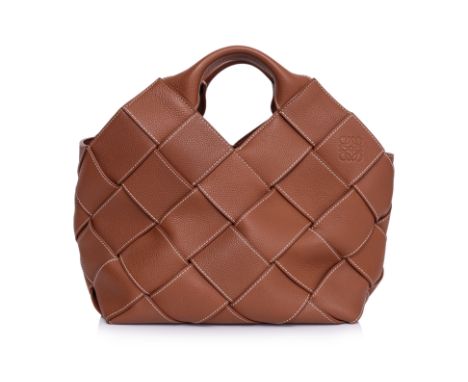A LOEWE BROWN LEATHER WOVEN BASKET TOTE
Featuring an interwoven design, rolled top handles, a single shoulder strap and a mai