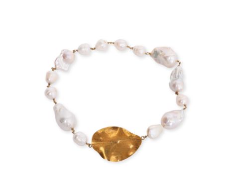 A JIL SANDER BAROQUE-PEARL CHOKER
Featuring a faceted gold-dipped metal leaf forming the interlocking closure, accompanied by