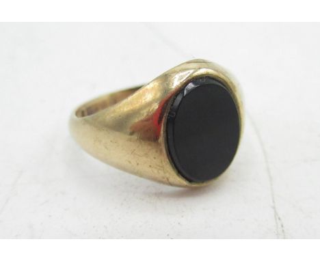 Hallmarked 9ct yellow gold onyx signet ring, size L, 2.4g 