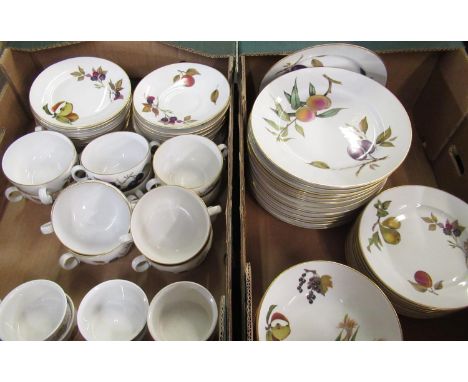 Royal Worcester Evesham oven to tableware - Fourteen dinner plates D26cm, plate D24cm, nine plates D21cm, ten bowls D17cm 