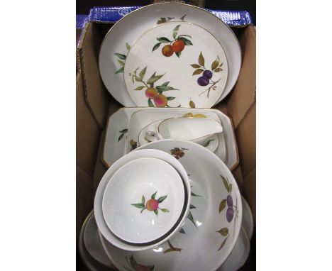 Royal Worcester Evesham oven to tableware - Three bowls D25cm max, two oval dishes L37cm max, two rectangular dishes L35cm ma