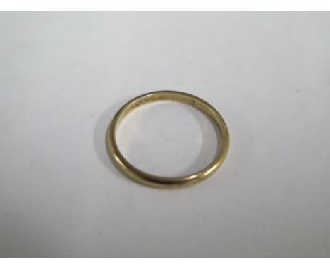 A 14ct yellow gold band ring, size O, approx 1.8 grams 