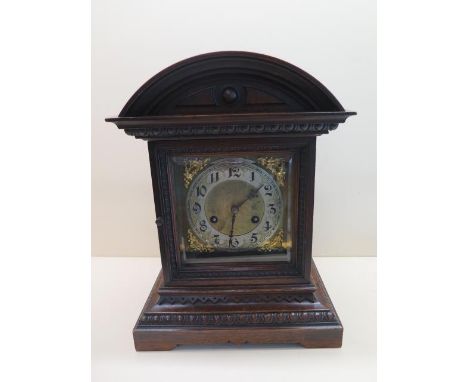 A Junghams oak mantle clock striking on two gongs with key, running, case good, 37cm tall 