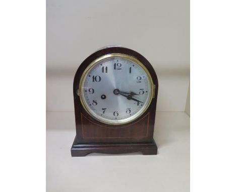 An Edwardian inlaid 8 day striking mantle clock with mahogany case, 26cm tall, in running order 