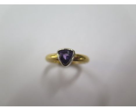 A hallmarked 18ct yellow gold amethyst ring, size P, approx 6.7 grams, chip to one corner of the stone ,small wear&nbsp;