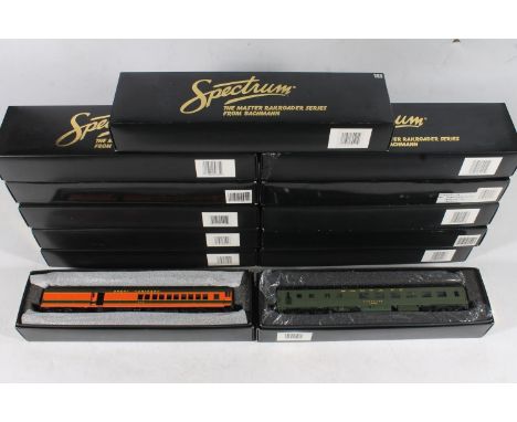 HO gauge model railways, Spectrum by Bachmann, The Master Railroader Series, thirteen coaches to include 89314 Santa Fe diner