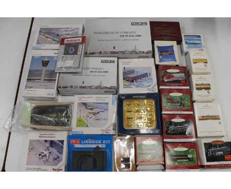 Herpa Wings 1:500 scale construction kits and models to include 519670 Airport Tower, 519847 Cargo Centre, 508728 Airbus A321
