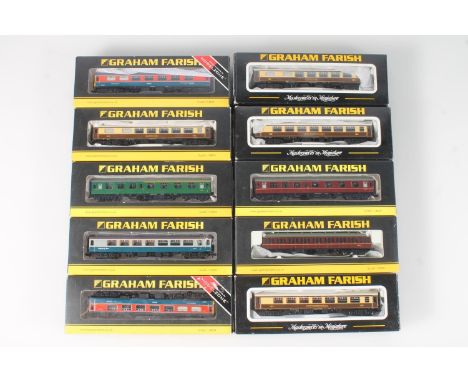 N gauge model railways, Grafar Graham Farish by Bachmann, passenger rolling stock coaches to include 374220Z BR mk1 Pullman R
